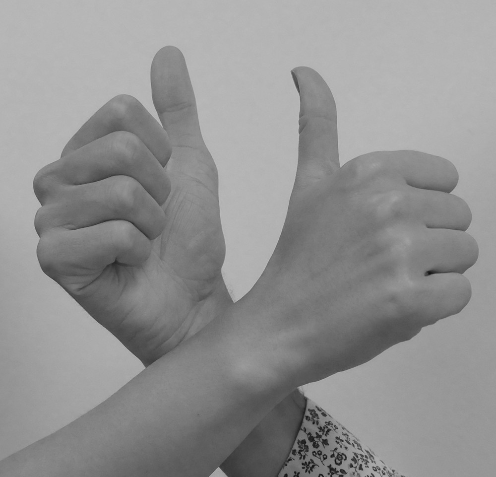 Visuel présentant 2 mains croisées pousses en l'air pour illustrer l'offre de transformation numérique du groupe Coexya